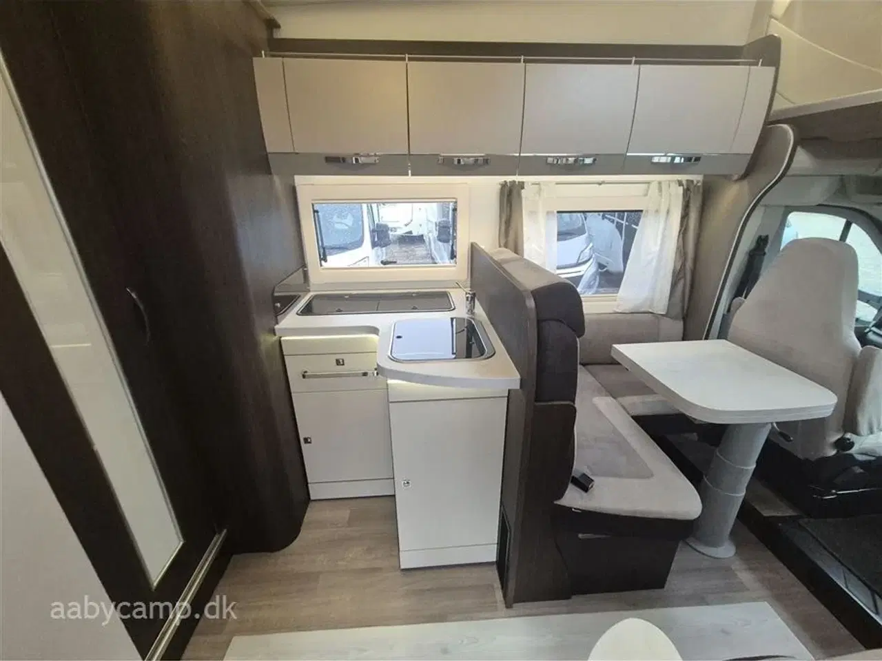 Billede 12 - 2020 - Benimar Sport 363   NK Pakke. Automatgear. solceller. markise. Batteri. Plisse i for og sideruder. Bemærk at den har 5 selepladser.