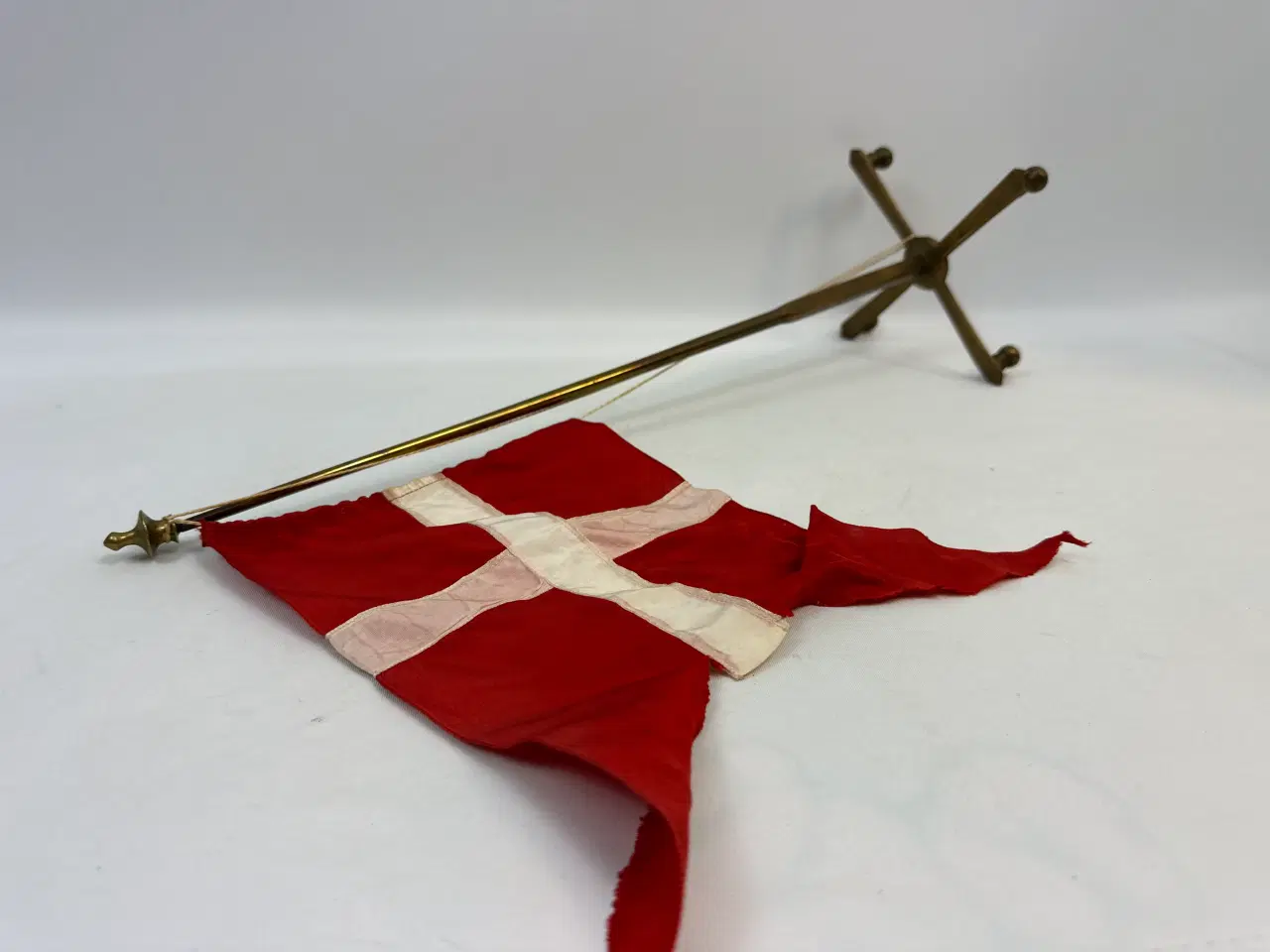 Billede 9 - Ældre messing dannebro / bordflag