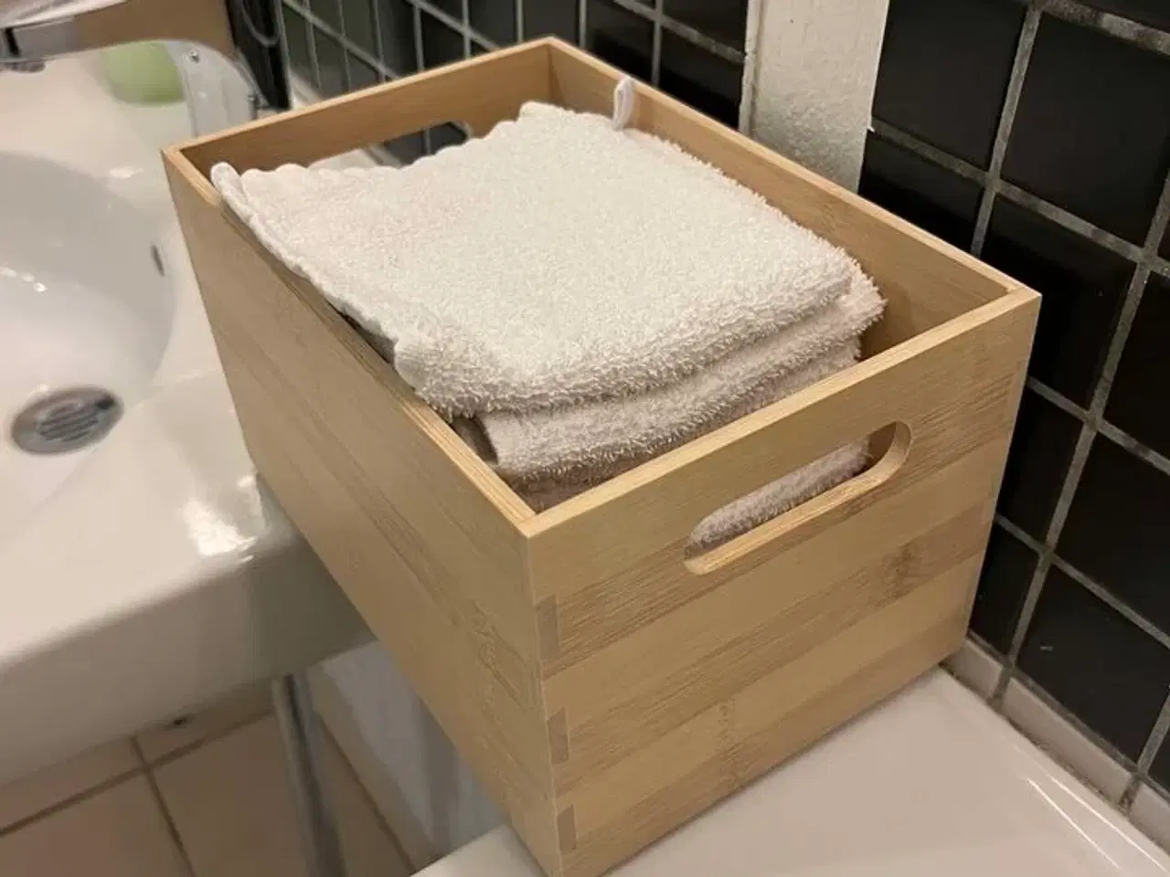 Billede 1 - 4 stk. Kasser til klude + hylder mm. til toiletter