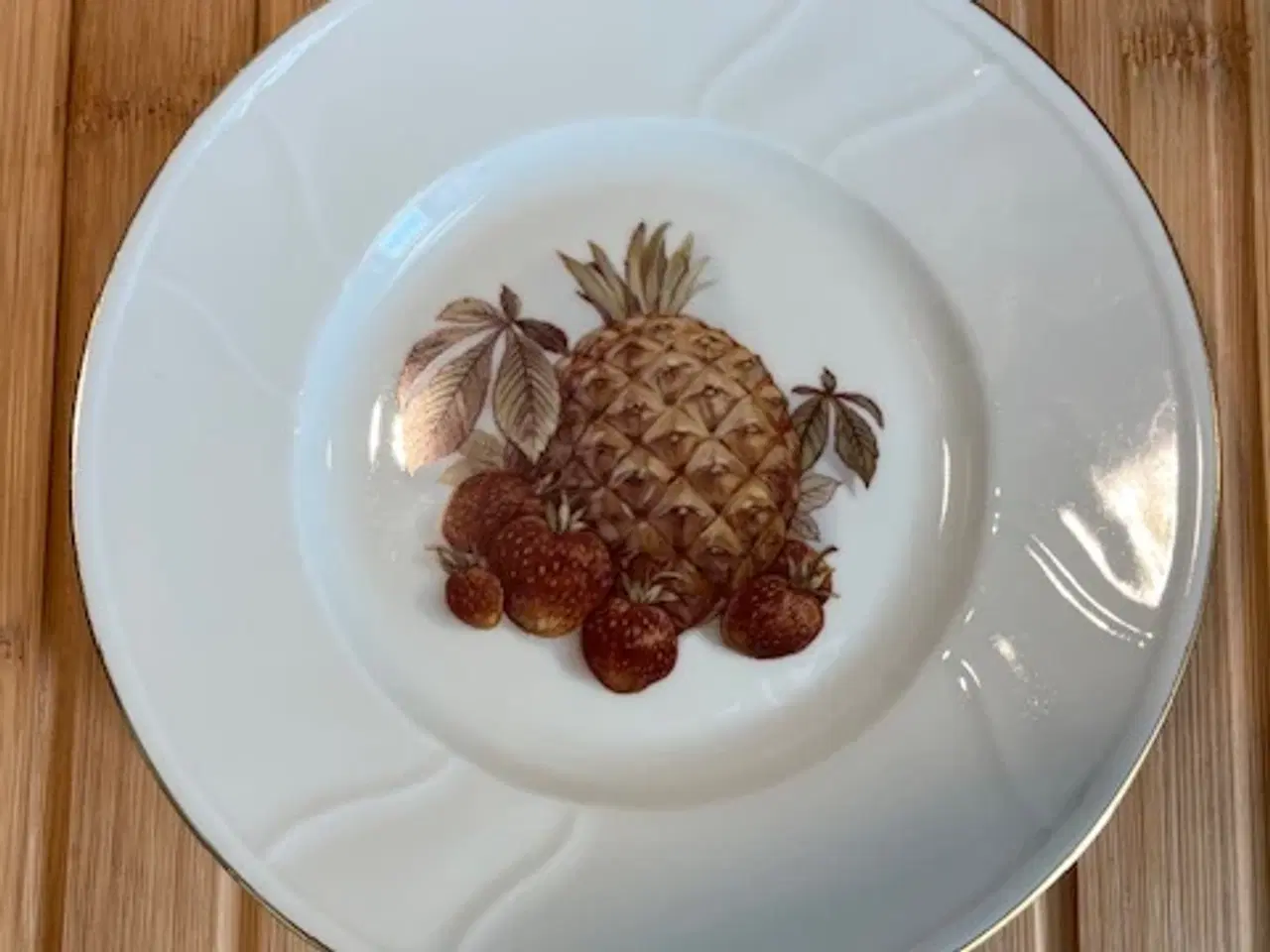 Billede 8 - 6 smukke vintagetallerkener -frugtmotiver+guldkant