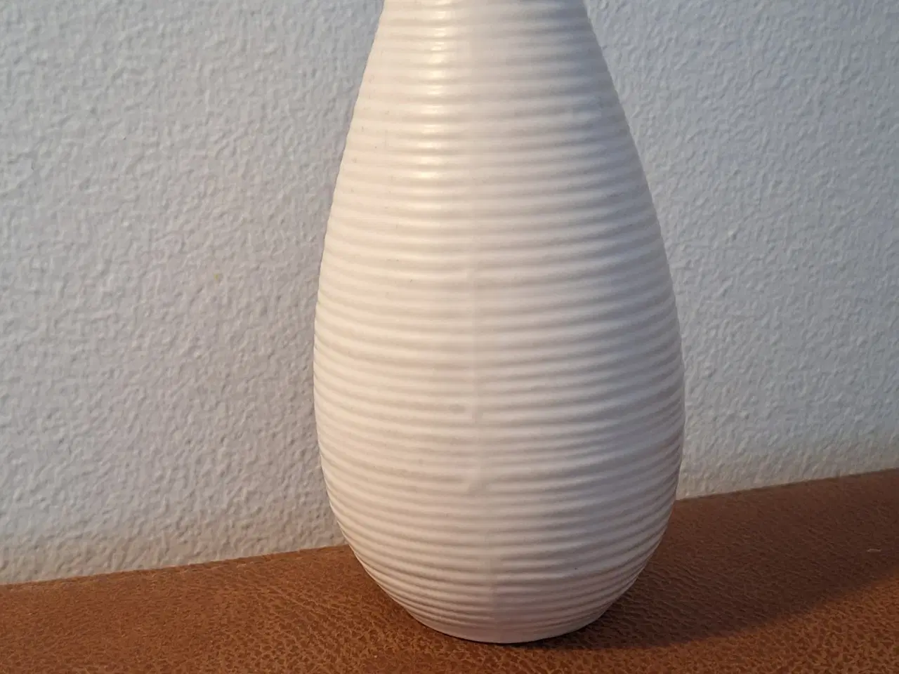 Billede 2 - Hvid keramik vase 