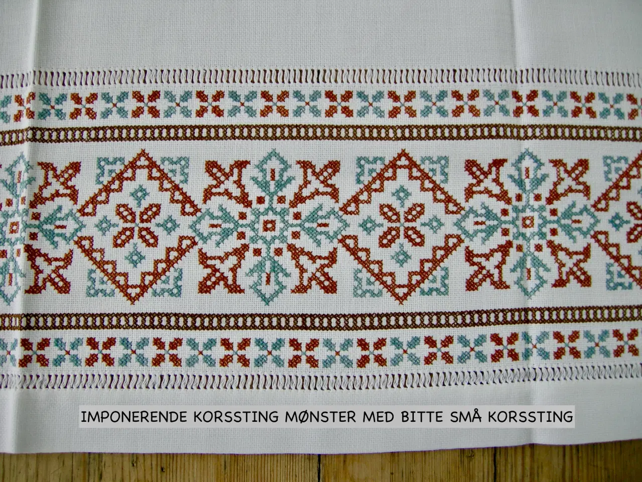 Billede 10 - Broderet dug, Korsstingsbroderi, Håndbroderet dug