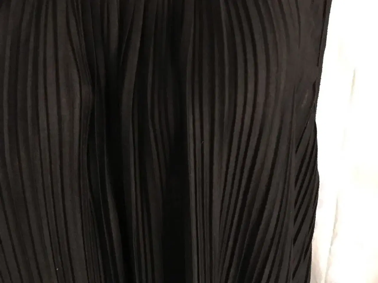 Billede 2 - Lang  plisseret  kjole