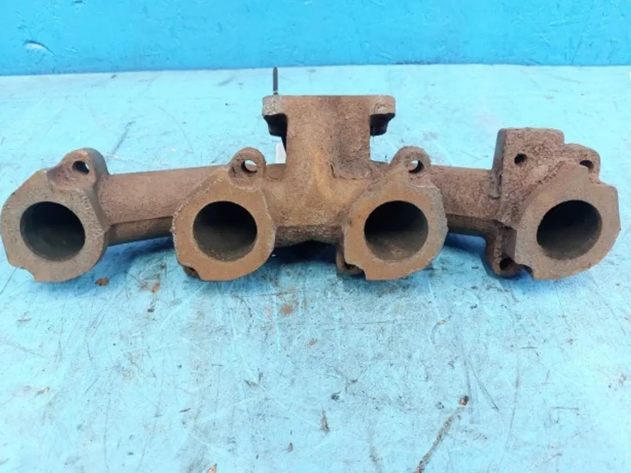 Billede 2 - New Holland LB115 B Udstødningsmannifold 87802795