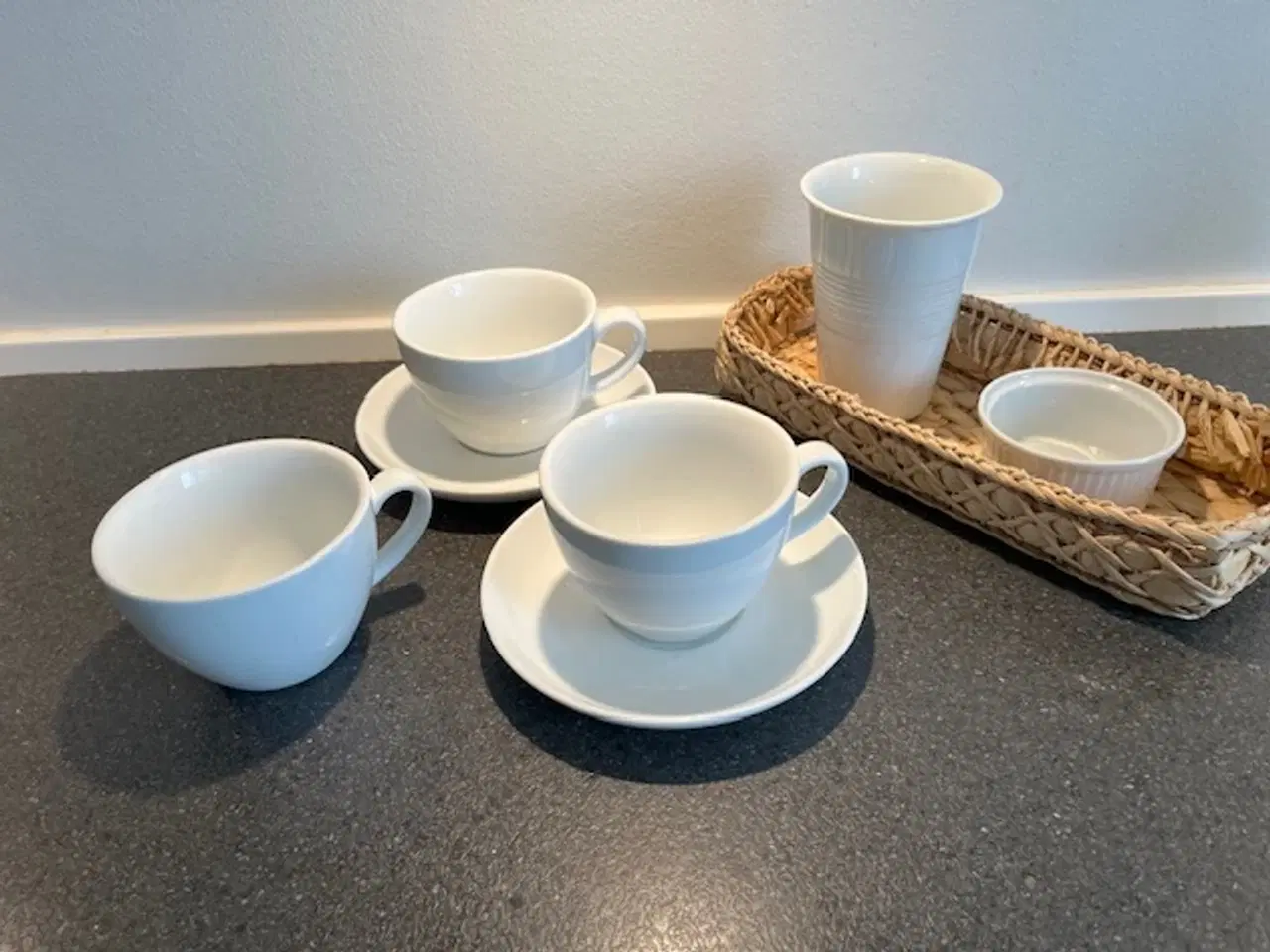 Billede 10 - Flot sæt i robust hvidt porcelæn til morgenbordet