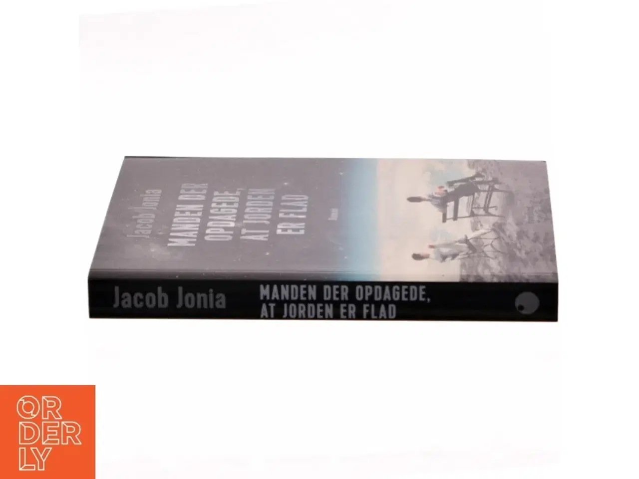 Billede 2 - Manden der opdagede, at jorden er flad : roman af Jacob Jonia (Bog)