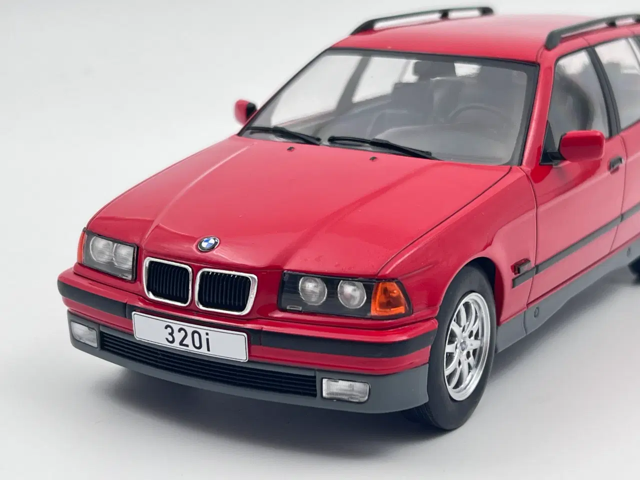 Billede 7 - 1995 BMW 320i Touring E36 1:18  Flot og detaljeret