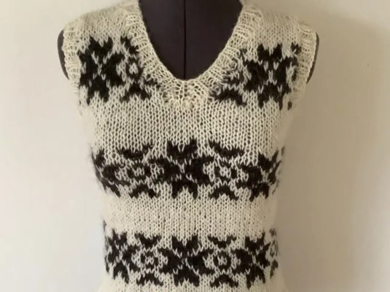 Billede 1 - Sarah Lund vest i original udgave. Str. S