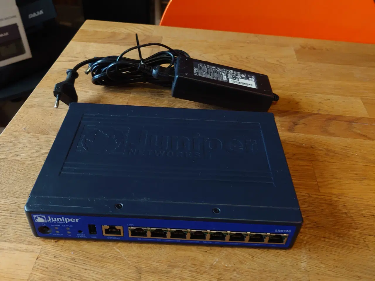 Billede 1 - Juniper SRX100 - 8 Port Services Gateway Firewall