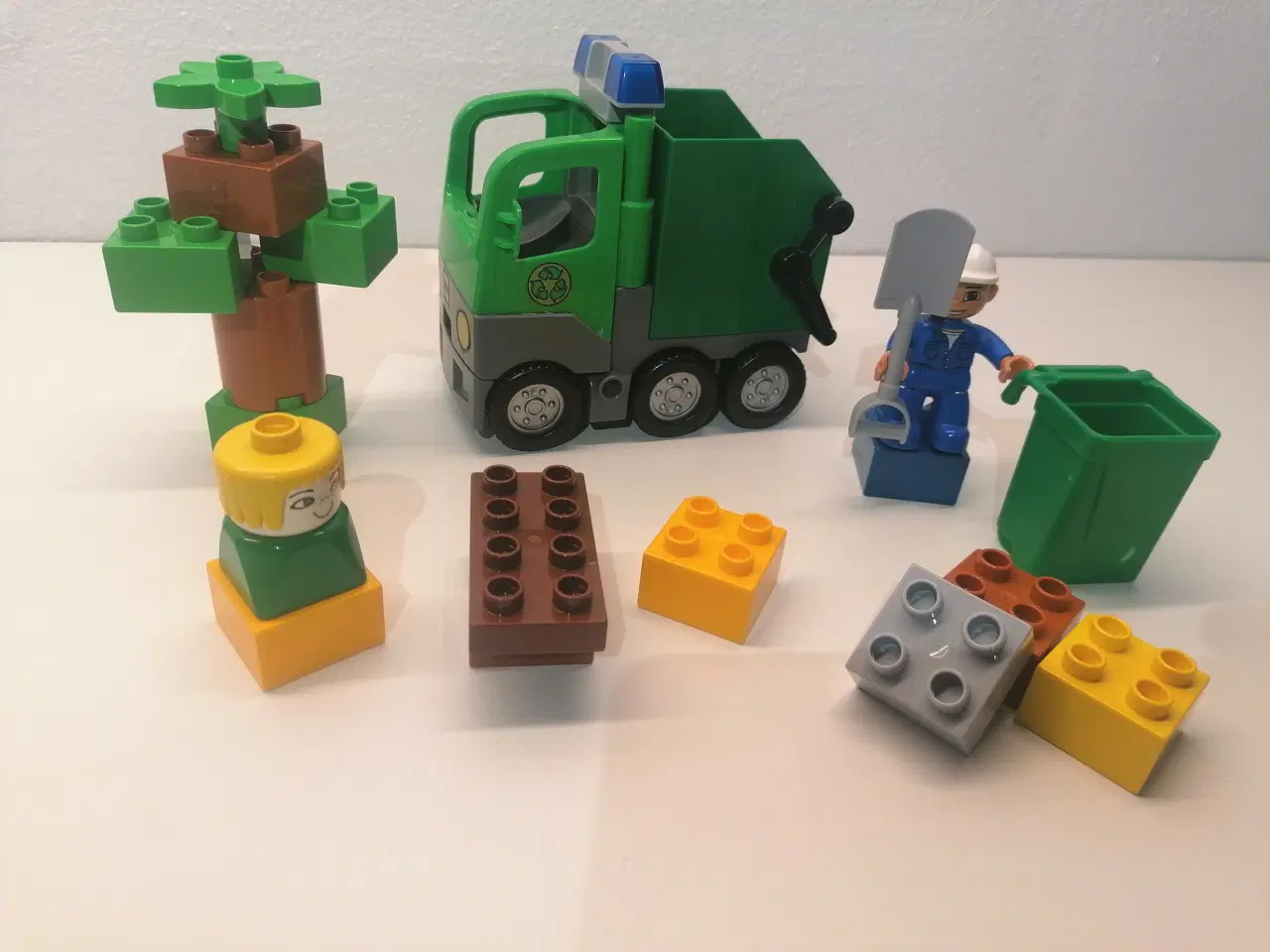 Billede 1 - Duplo Skraldebil  Jeg sender gerne