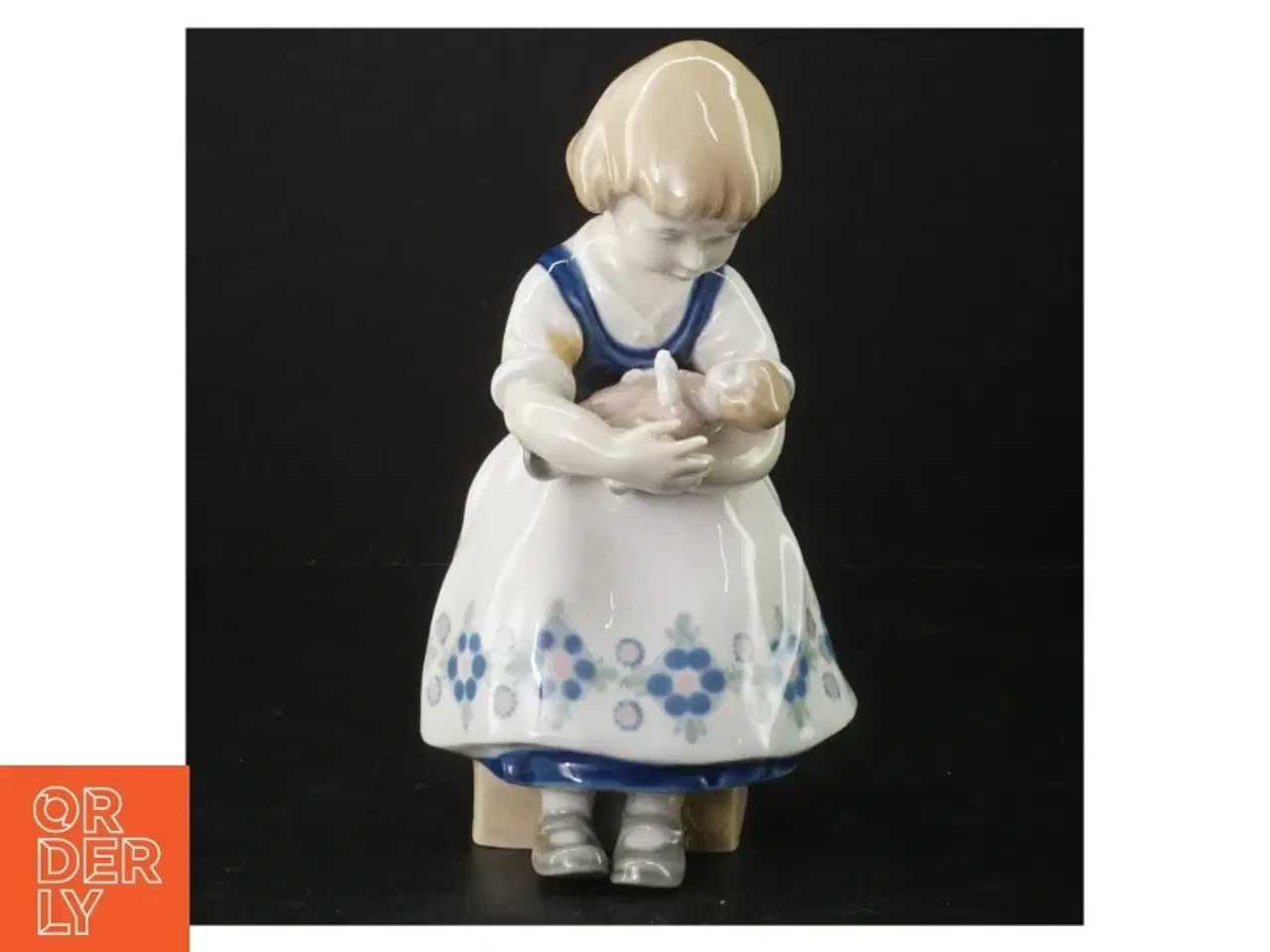 Billede 1 - Porcelænsfigur af pige (str. 21 cm)