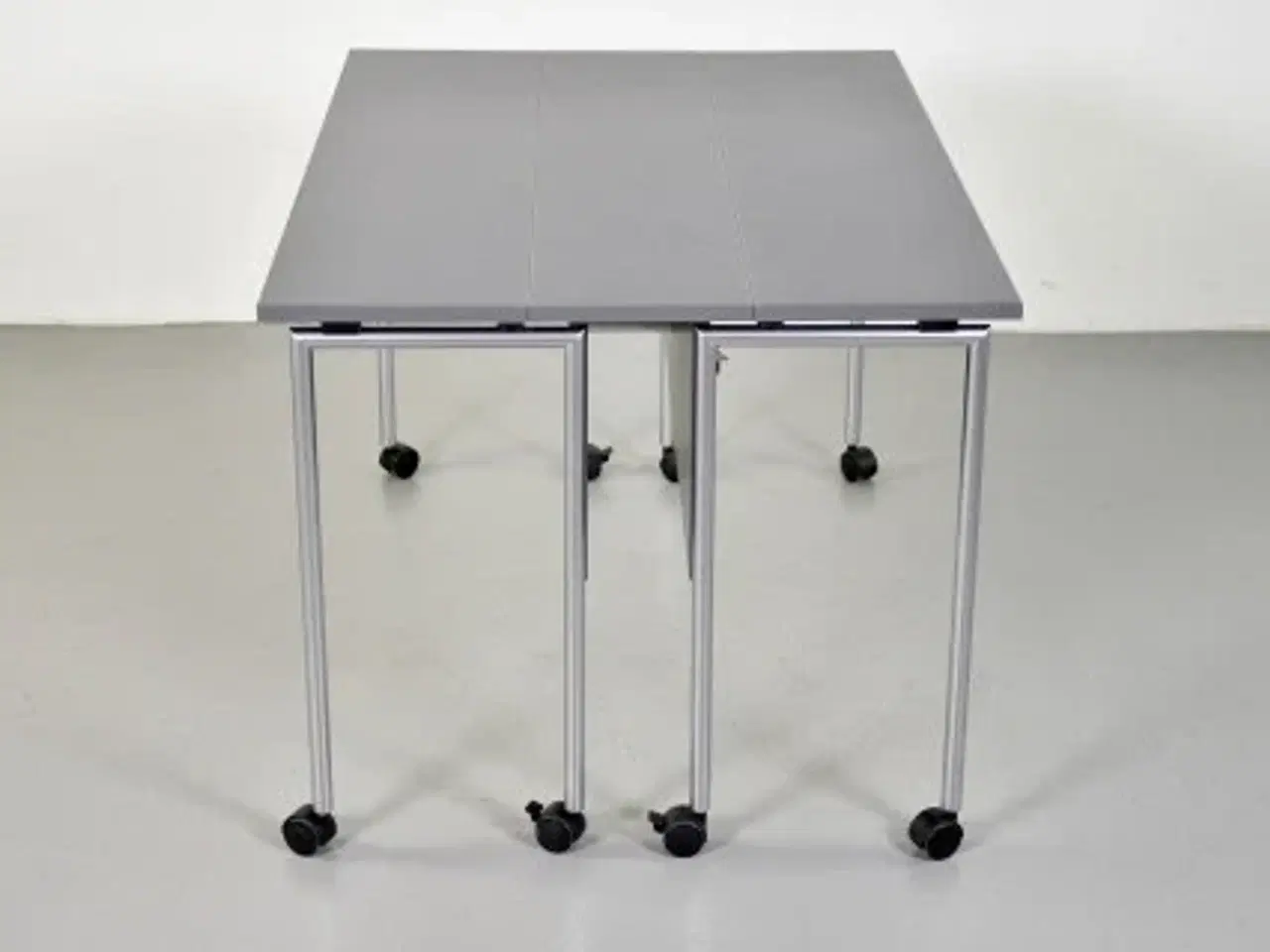 Billede 4 - Klapbord med grå bordplade og hjul