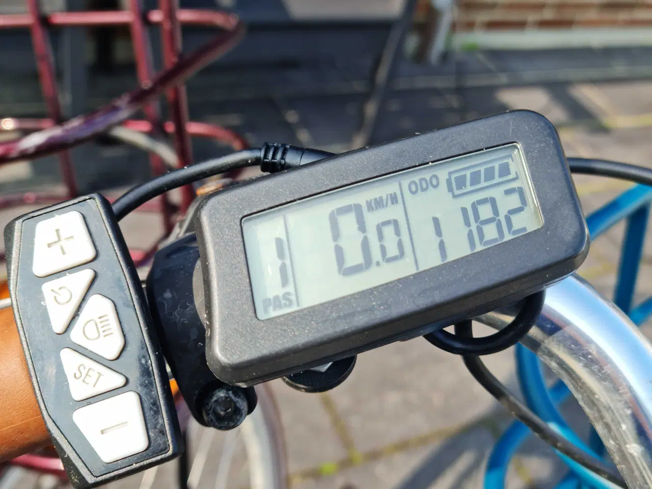 Billede 4 - To elcykler med ekstrabatterier og cykeltasker