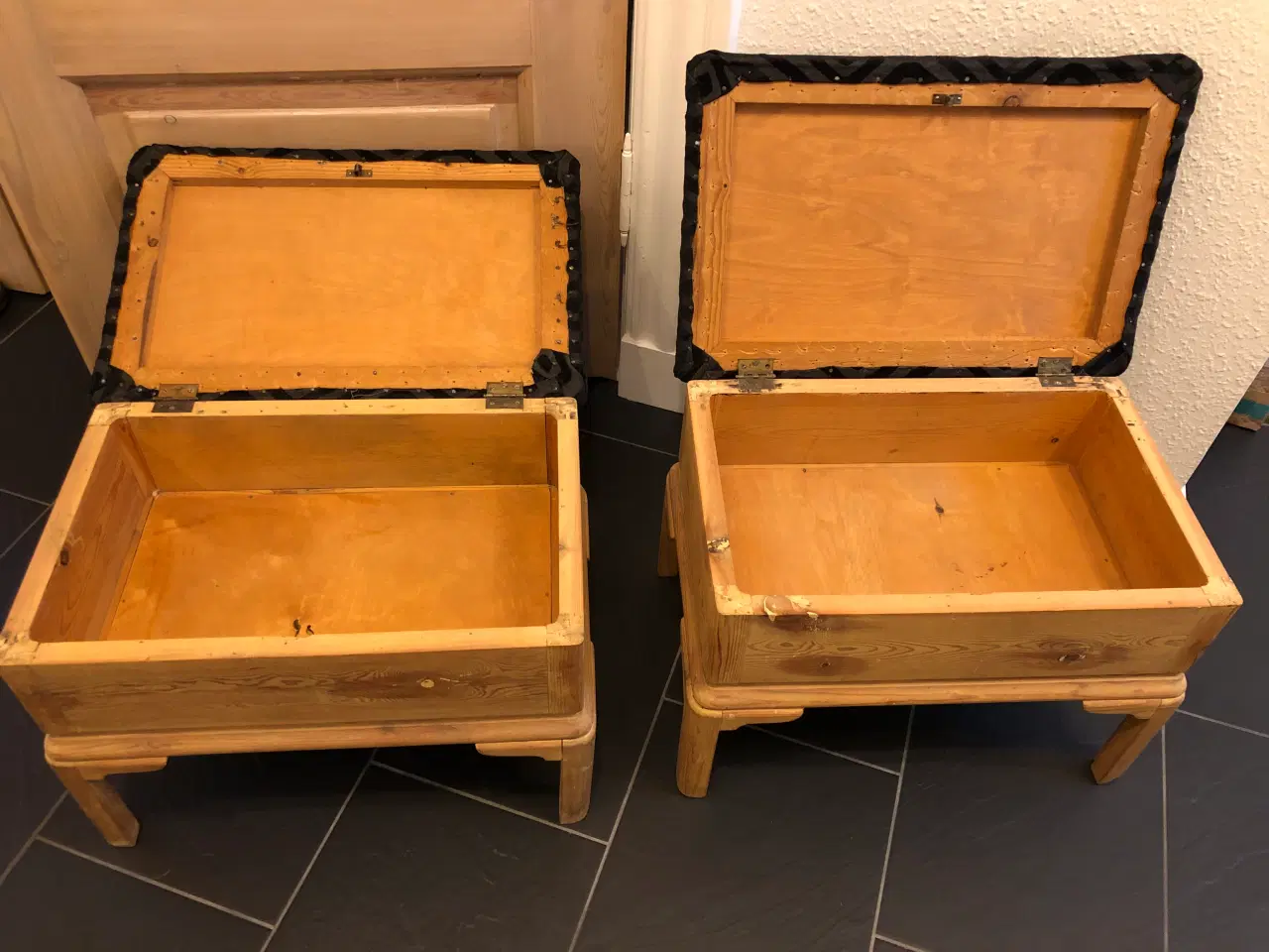 Billede 2 - 2 skamler i fyrretræ med opbevaring
