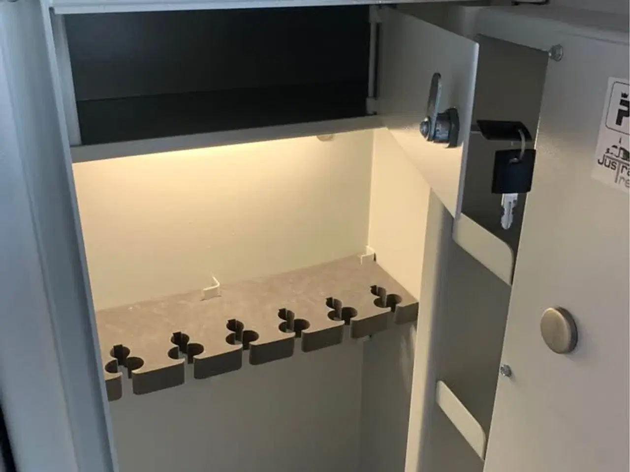 Billede 4 - Våbenskab