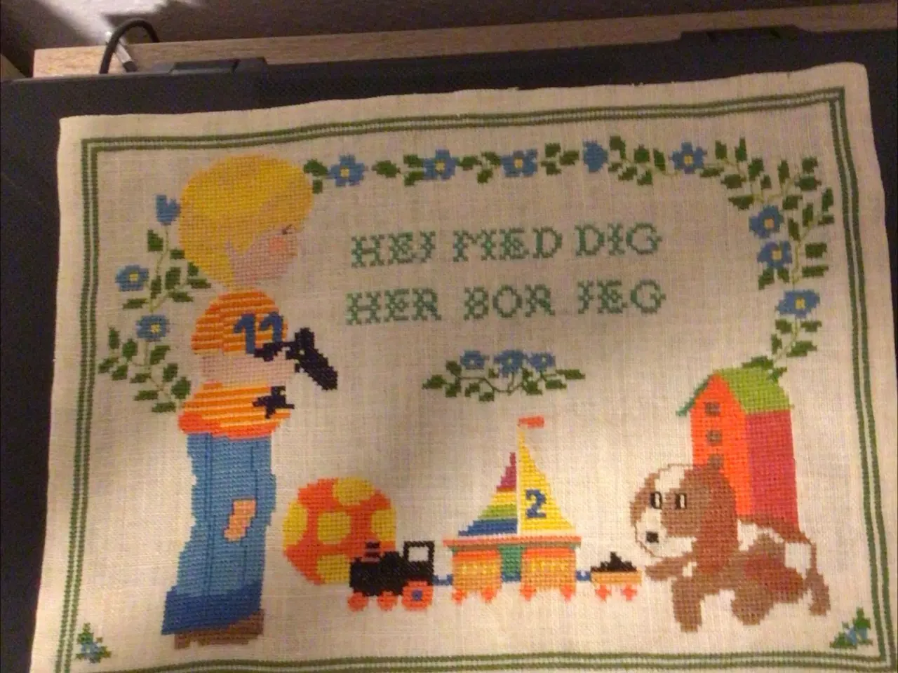 Billede 2 - Broderi.Dreng med hans legetøj.