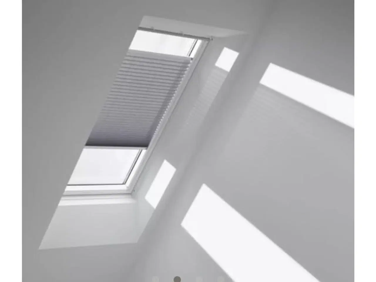 Billede 3 - 2 stk Velux gardiner til skråvinduer 