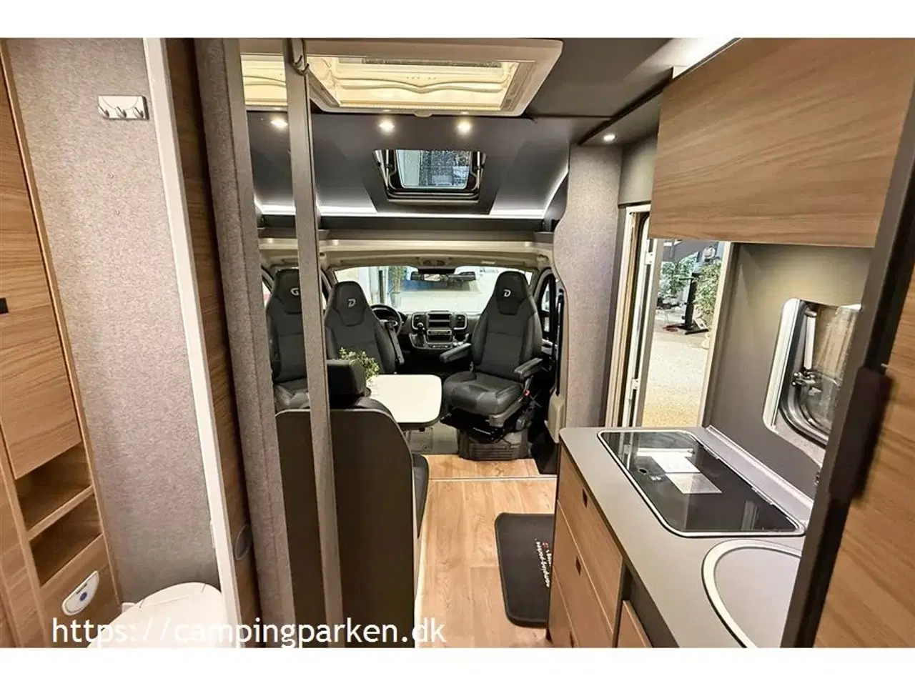 Billede 8 - 2025 - Dethleffs   Superflot Jubilæumsmodel. Ægte læder og alcantara, automatgear, lave enkeltsenge, 6,71 m lang