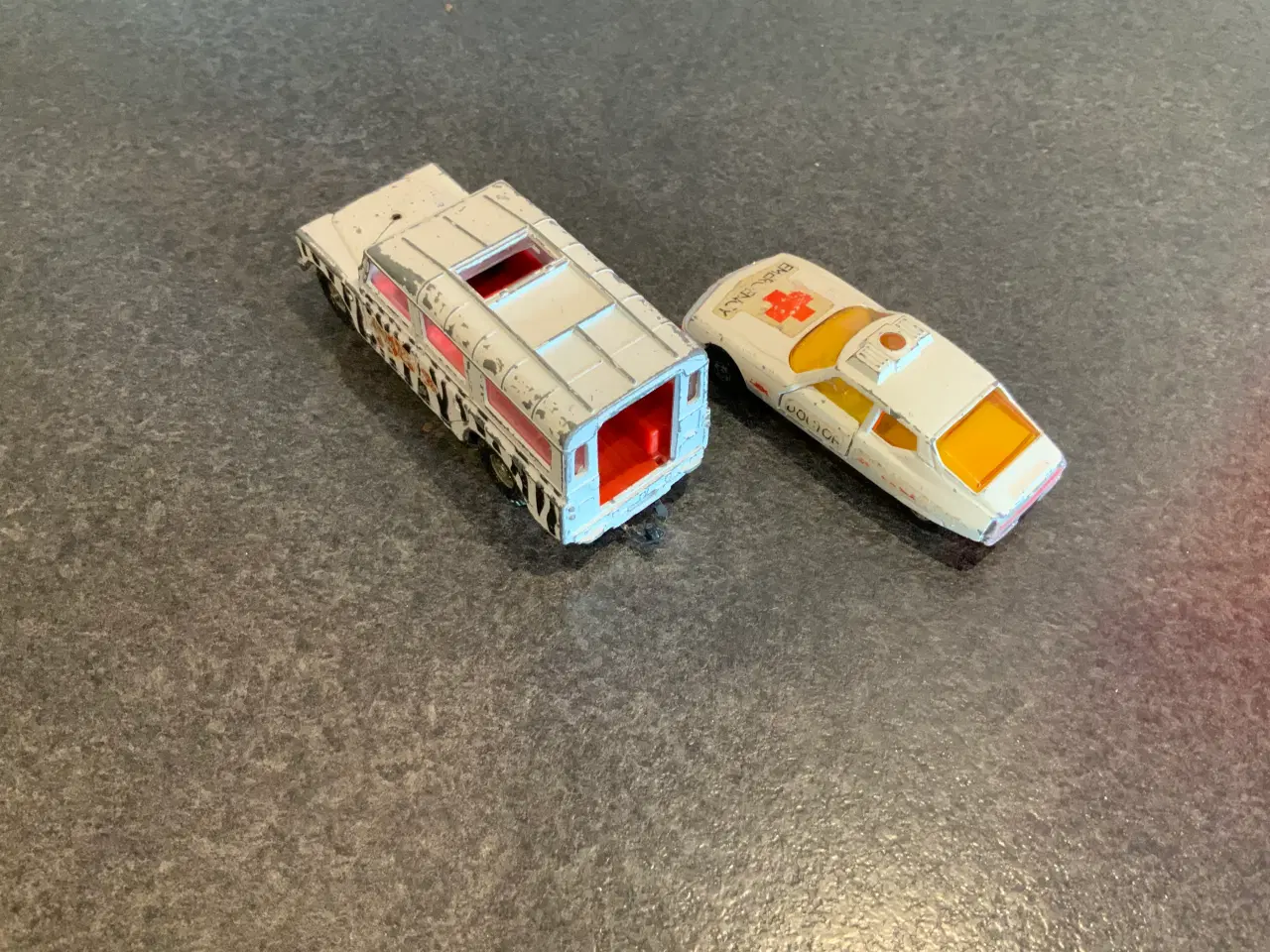 Billede 2 - 2 gamle legetøjsbiler