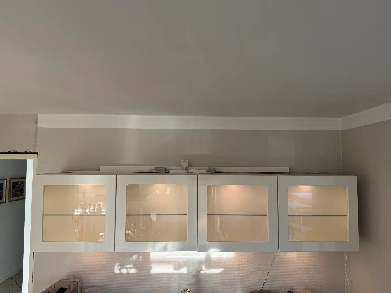 Billede 1 - Overskabe køkken med vitrine og lys fr INVITA