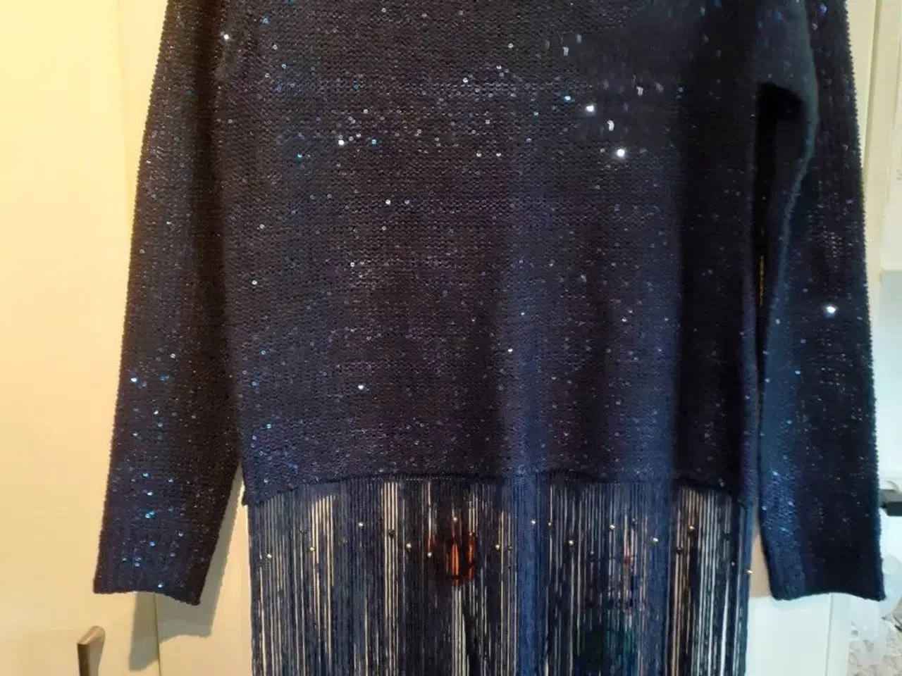 Billede 1 - Bluse i strik, str. M, mørkeblå med palietter.