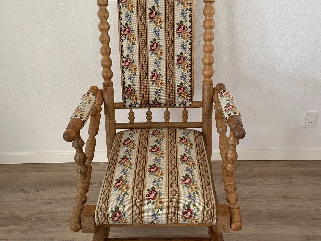 Billede 1 - Rokkestol i egetræ med broderet stof