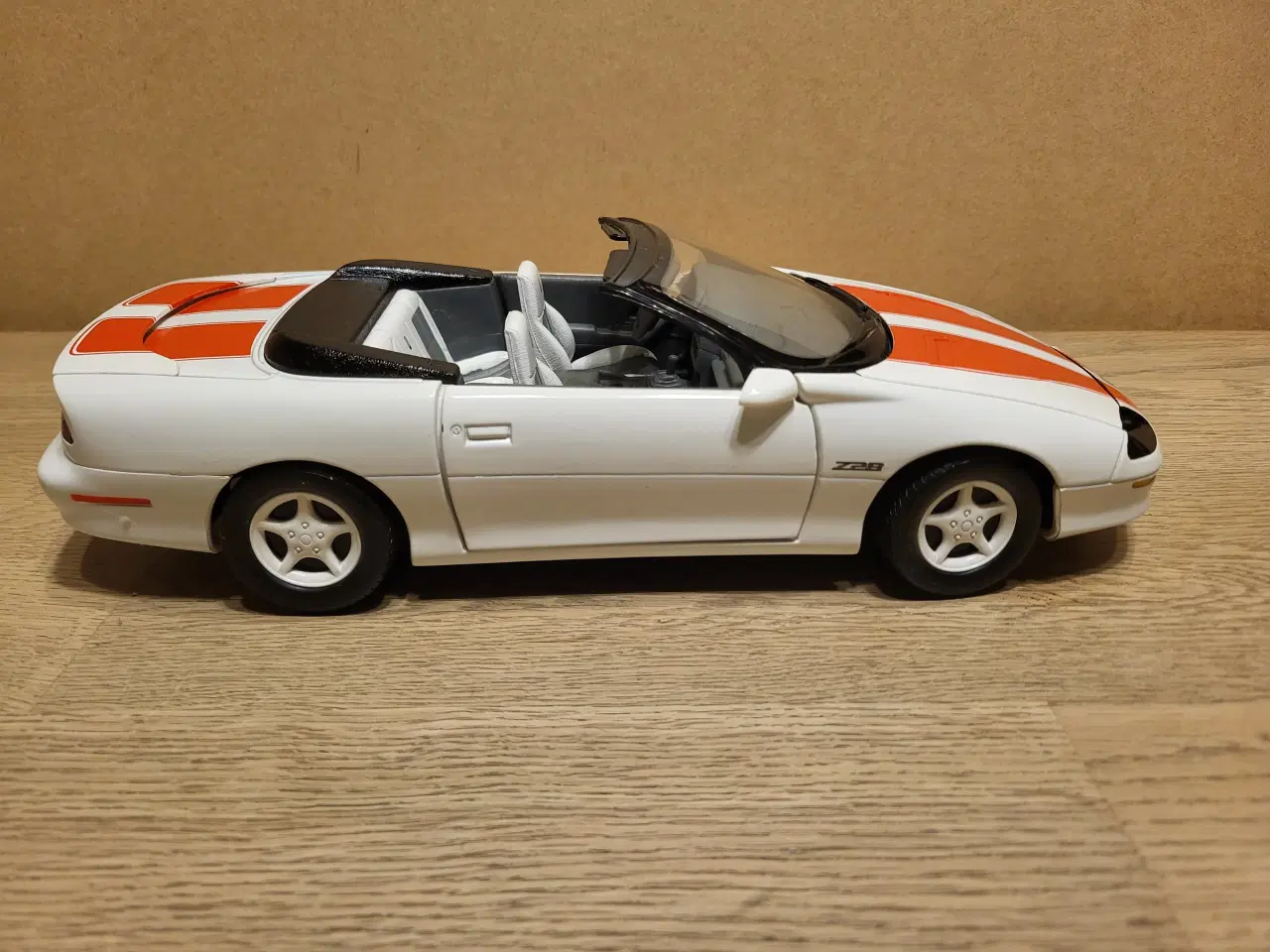 Billede 1 - Modelbil. CHEVROLET CAMARO Z28 (1996). Skala 1/18.