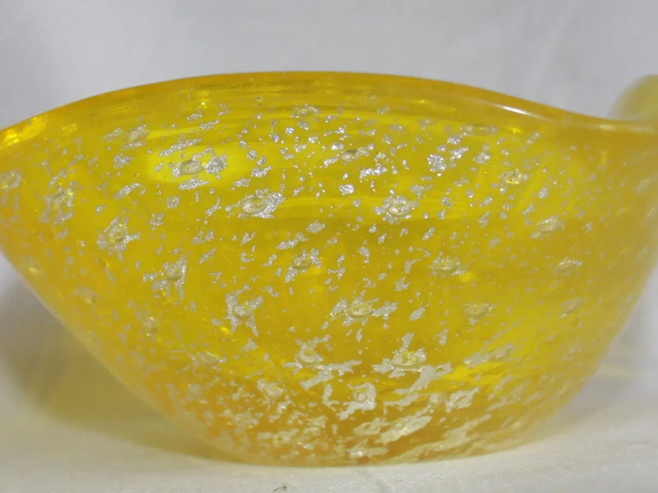 Billede 4 - Lille skål af gult glas