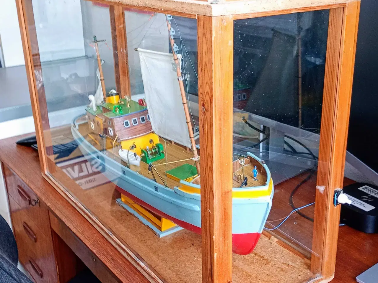 Billede 1 - Gammel model fiskekutter i montre 