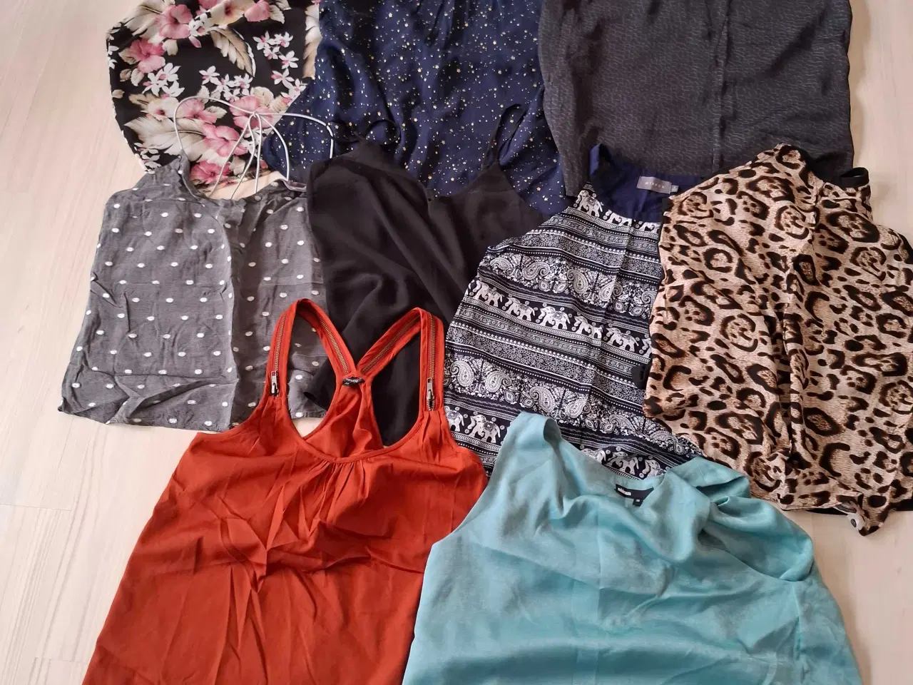 Billede 1 - 9stk toppe.