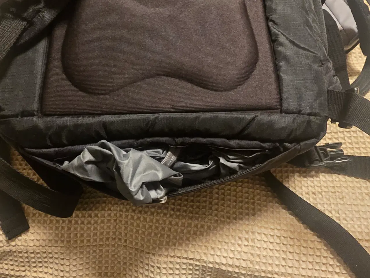 Billede 10 -  Sort Packsafe rygsæk