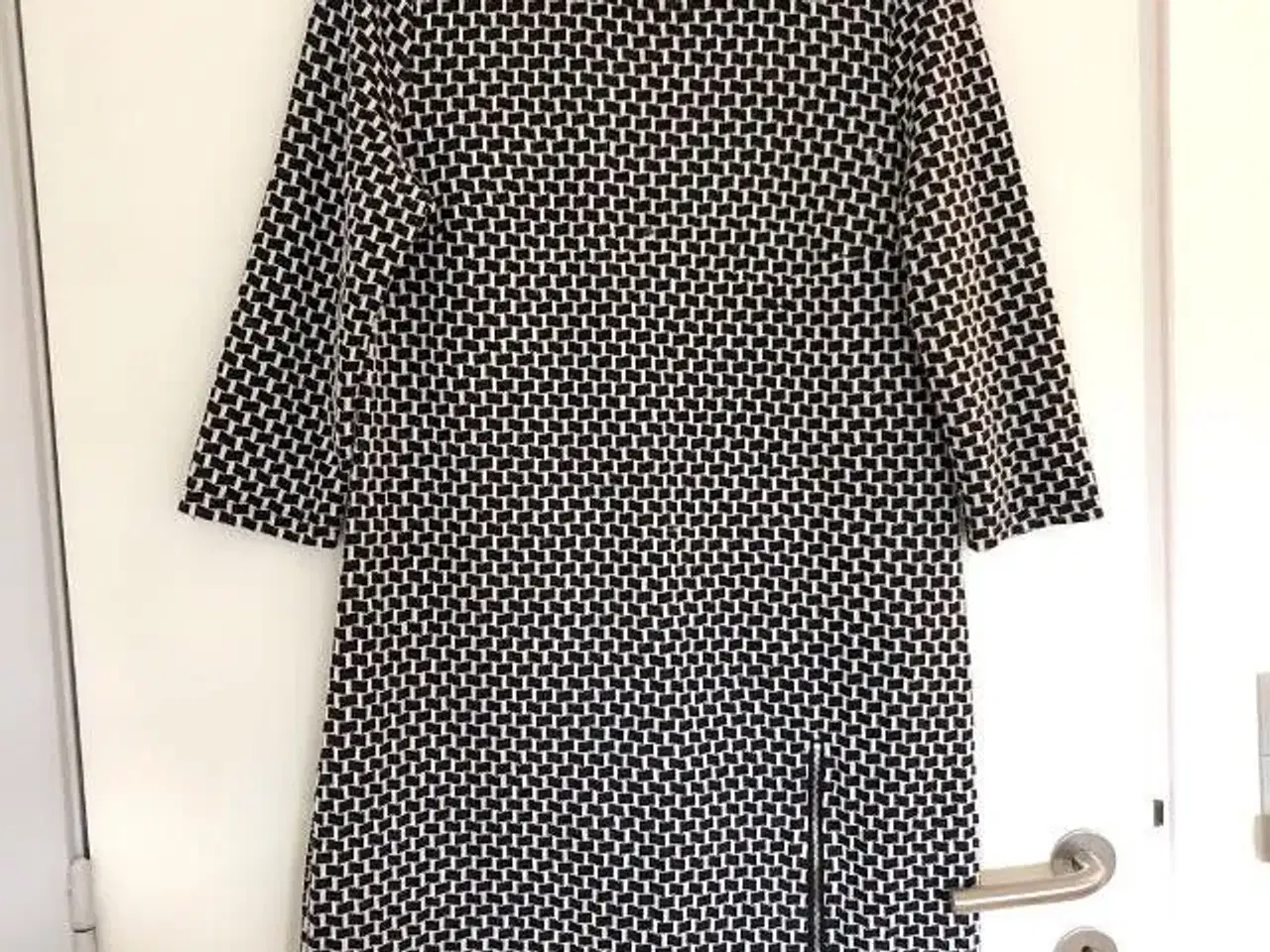 Billede 1 - Sort og hvidternet tunika-kjole str M