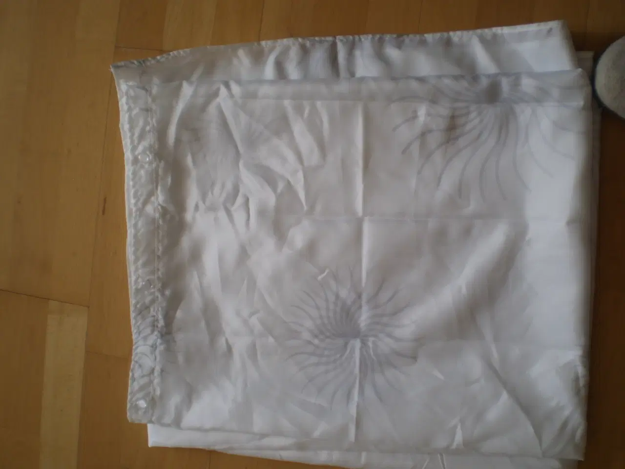 Billede 1 - Bruseforhæng m/huller til stang.