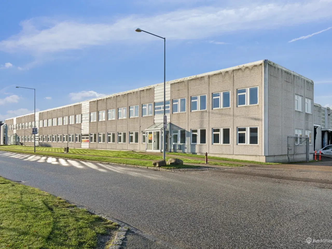 Billede 8 - Stor lagerhal med kontorafsnit og bad i Kastrup