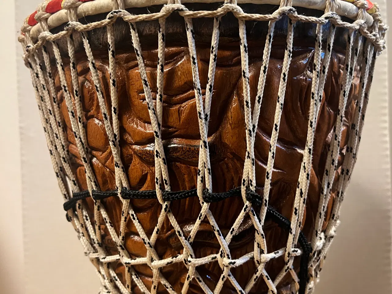 Billede 3 - Smuk djembe, håndskåret i ét stykke træ