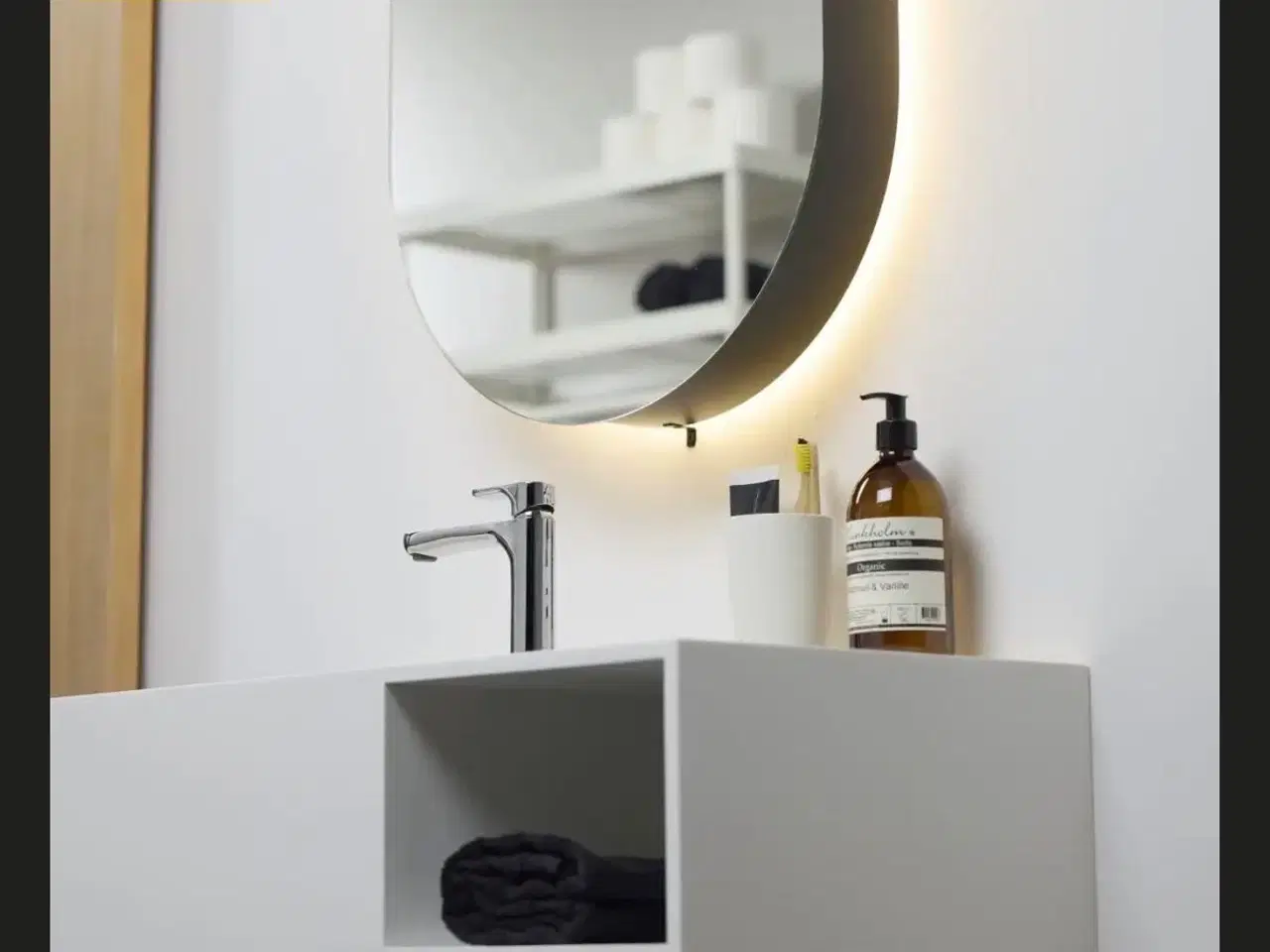 Billede 4 - Spejlskab med 2 hylder og lys