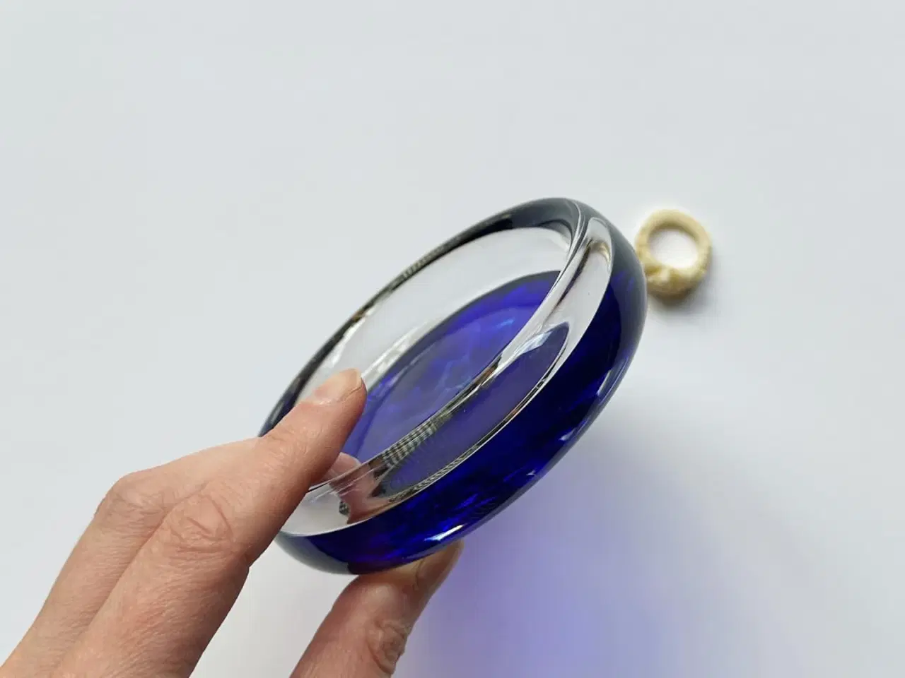 Billede 5 - Blåmeleret glasskål m klar kant