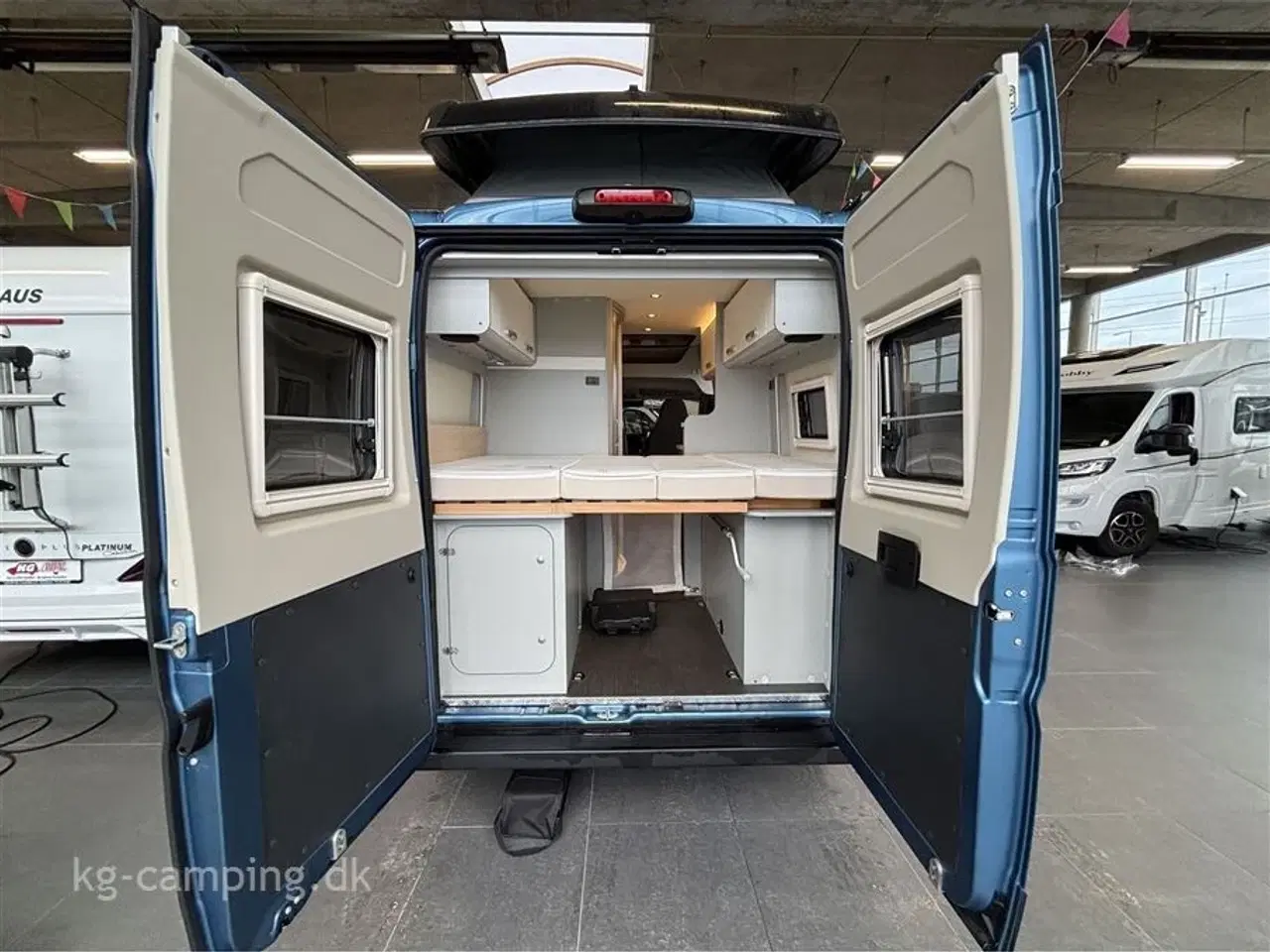 Billede 14 - 2022 - Hymer Free 540 BLUE EVOLUTION   Udstyr inkluderet: 2x Lithium-batteri • Solcelleanlæg • Markise • Hævesængetag • Fuld LED-lys • Automatisk klimaanlæg • Elektrisk håndbremse