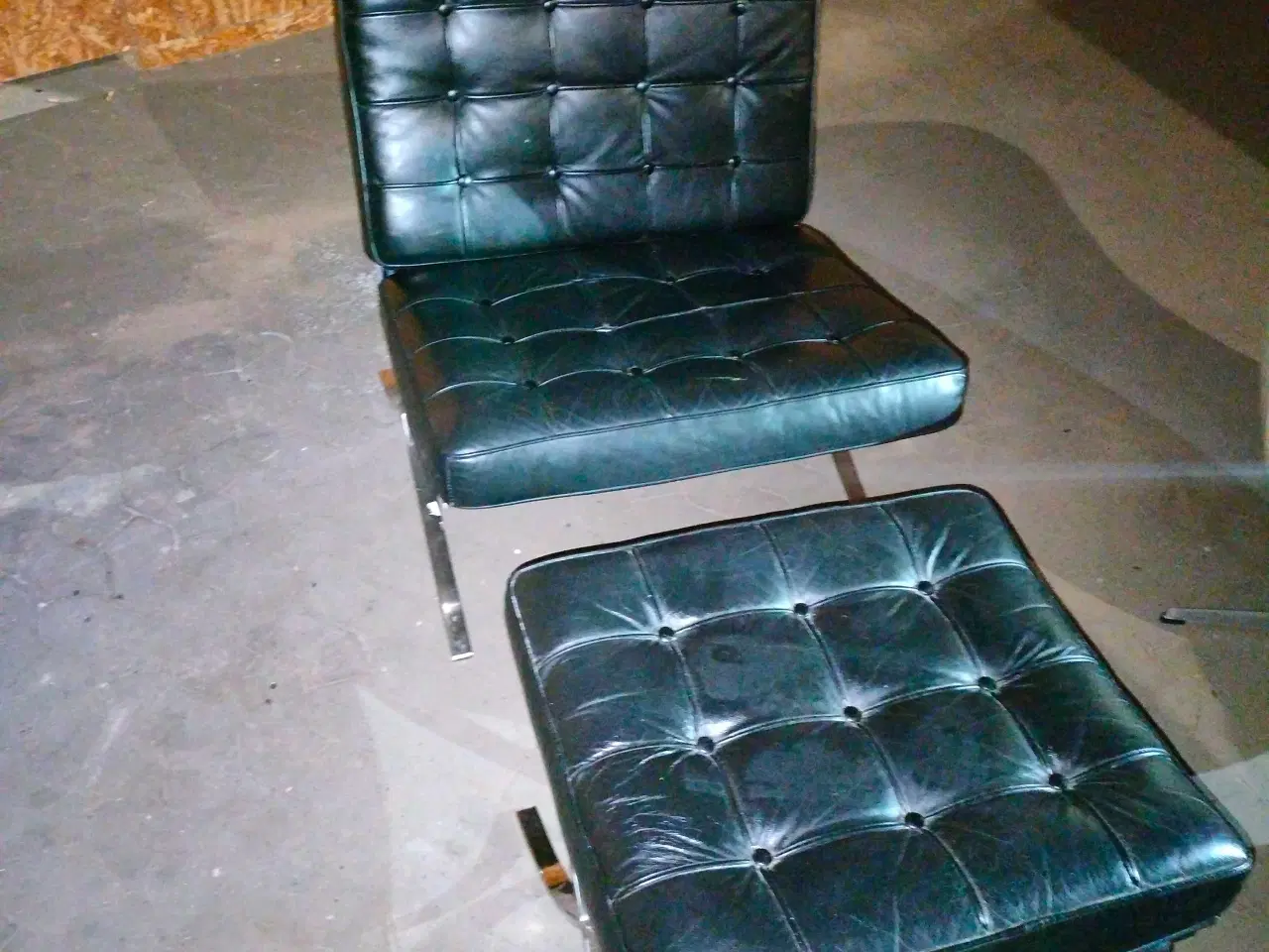 Billede 1 - Lænestol og skammel i sort læder