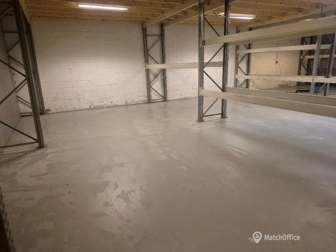 Billede 7 - Lager med stor port. let adgang m. palleløfter/truck/bil - plan med jord. - 198m2