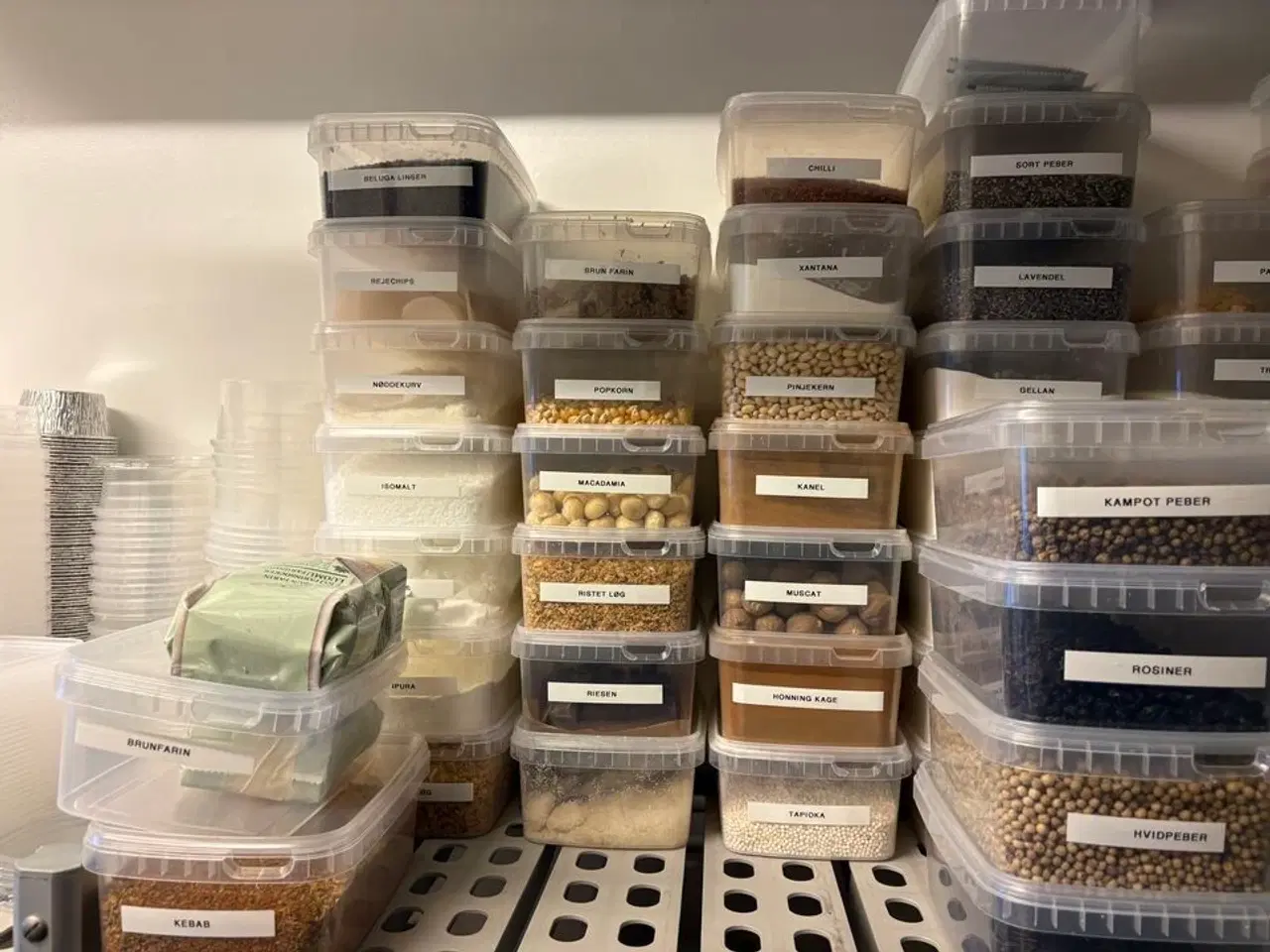 Billede 3 - 2 stk. Reoler med indhold