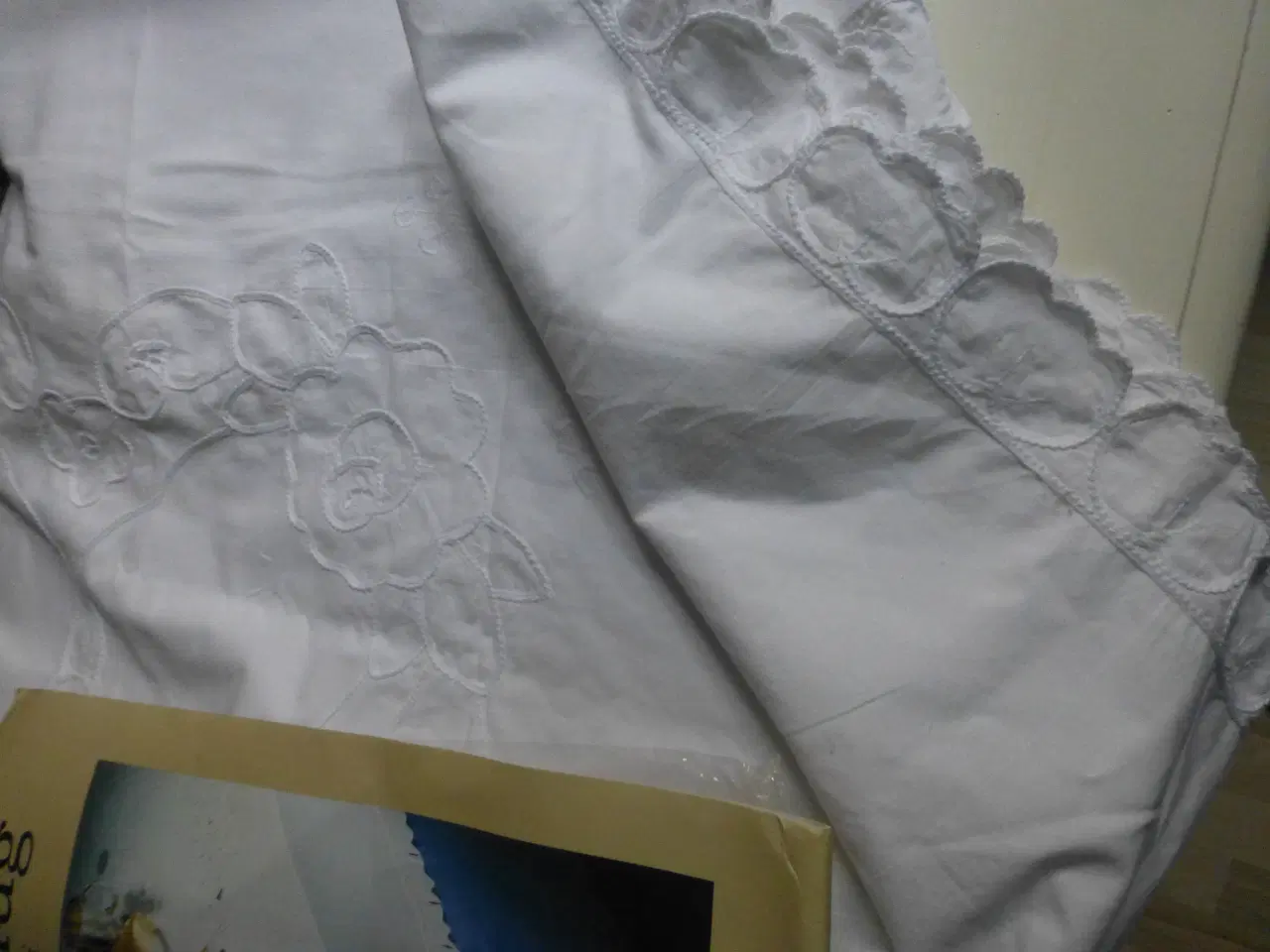 Billede 2 - Flot hvid bomulds dug M/Broderi