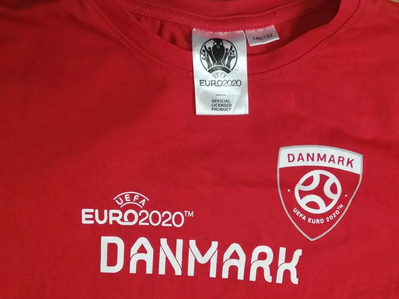 Billede 4 - 2 DANMARK FAN TSHIRT, STR. 10-12 ÅR OG HALSTØRKLÆ.