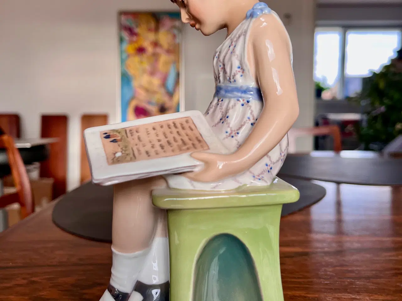 Billede 2 - Pige med bog (nr. 1107) fra Dahl Jensen 1. sorteri