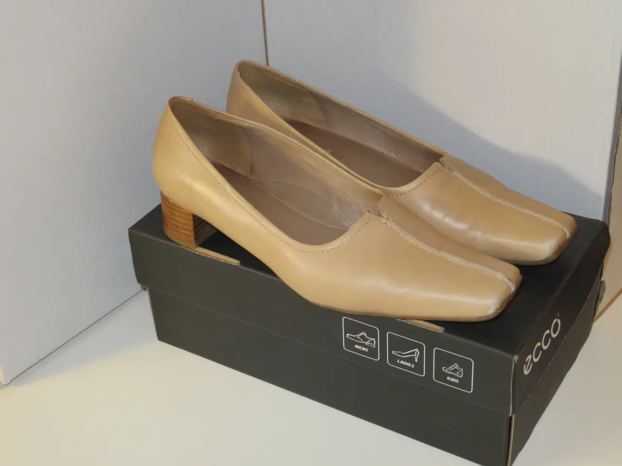 Billede 1 - Str. 39, Pumps, Ecco, sandfarvet.