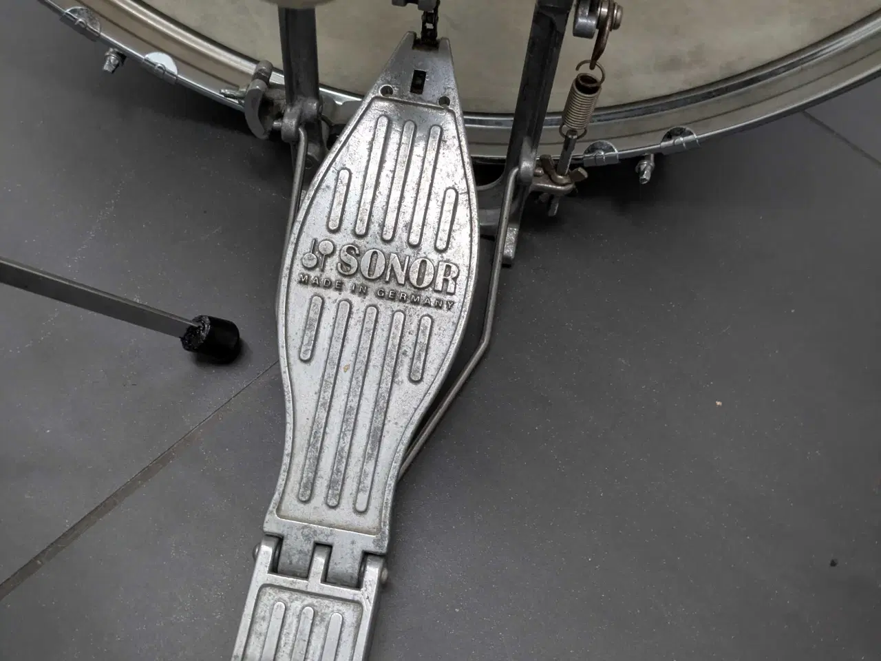 Billede 6 - Meget velholdt trommesæt med 2 bækkener