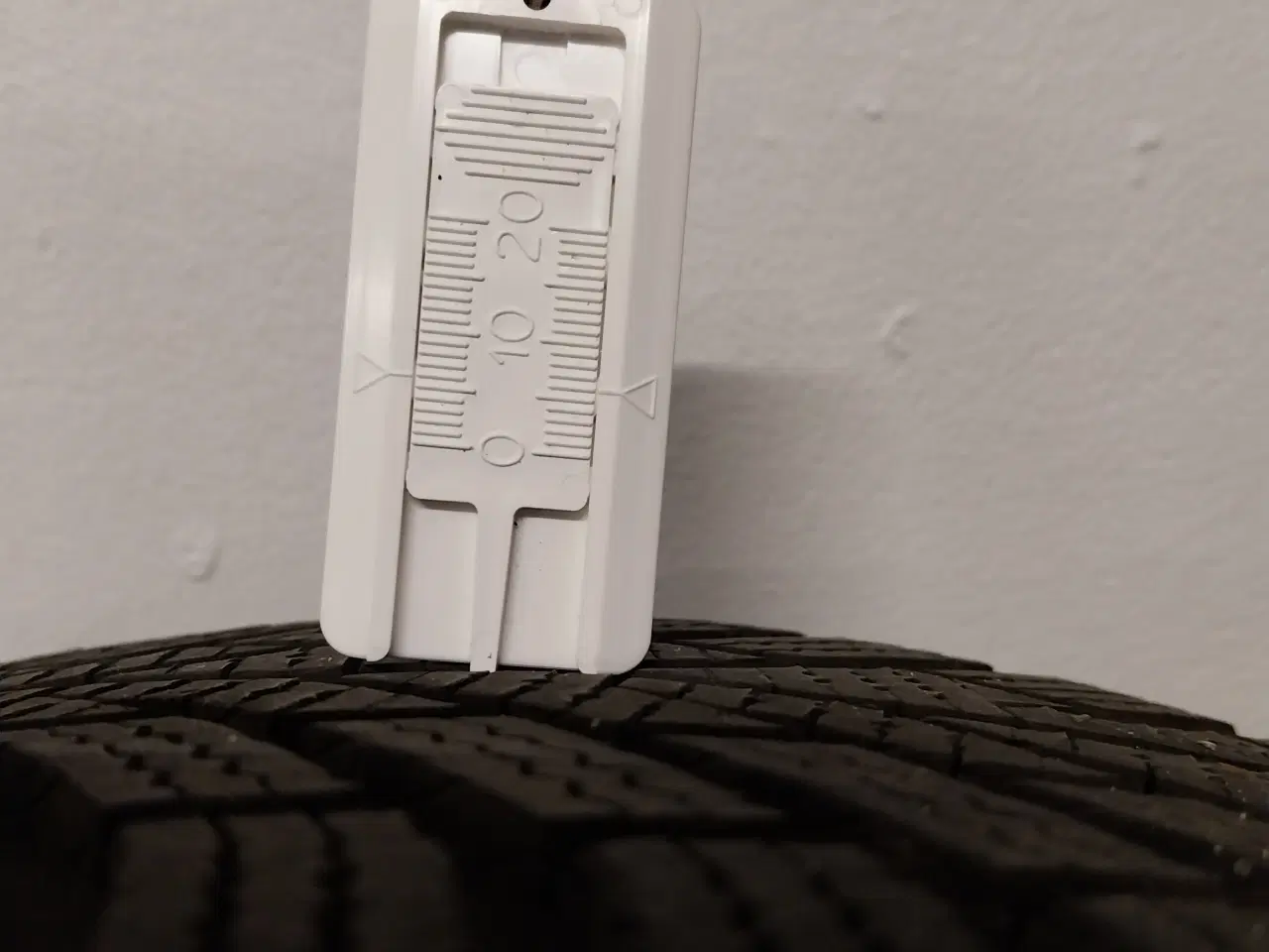 Billede 2 - Alufælge med vinterdæk Skoda, VW mm.