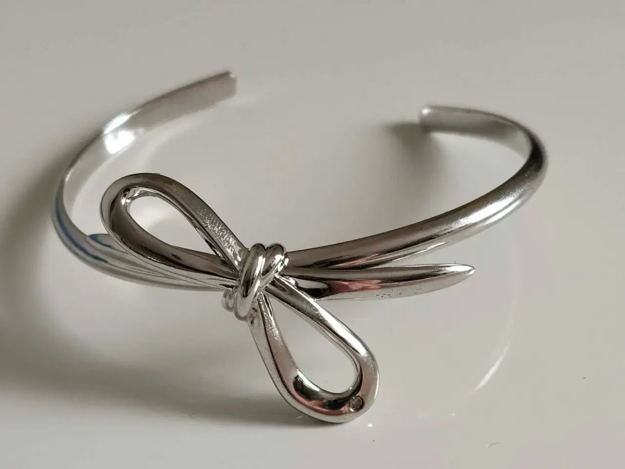 Billede 1 - HOT DIAMONDS ENGLAND ARMRING "FLOURISH OPEN BOW" 