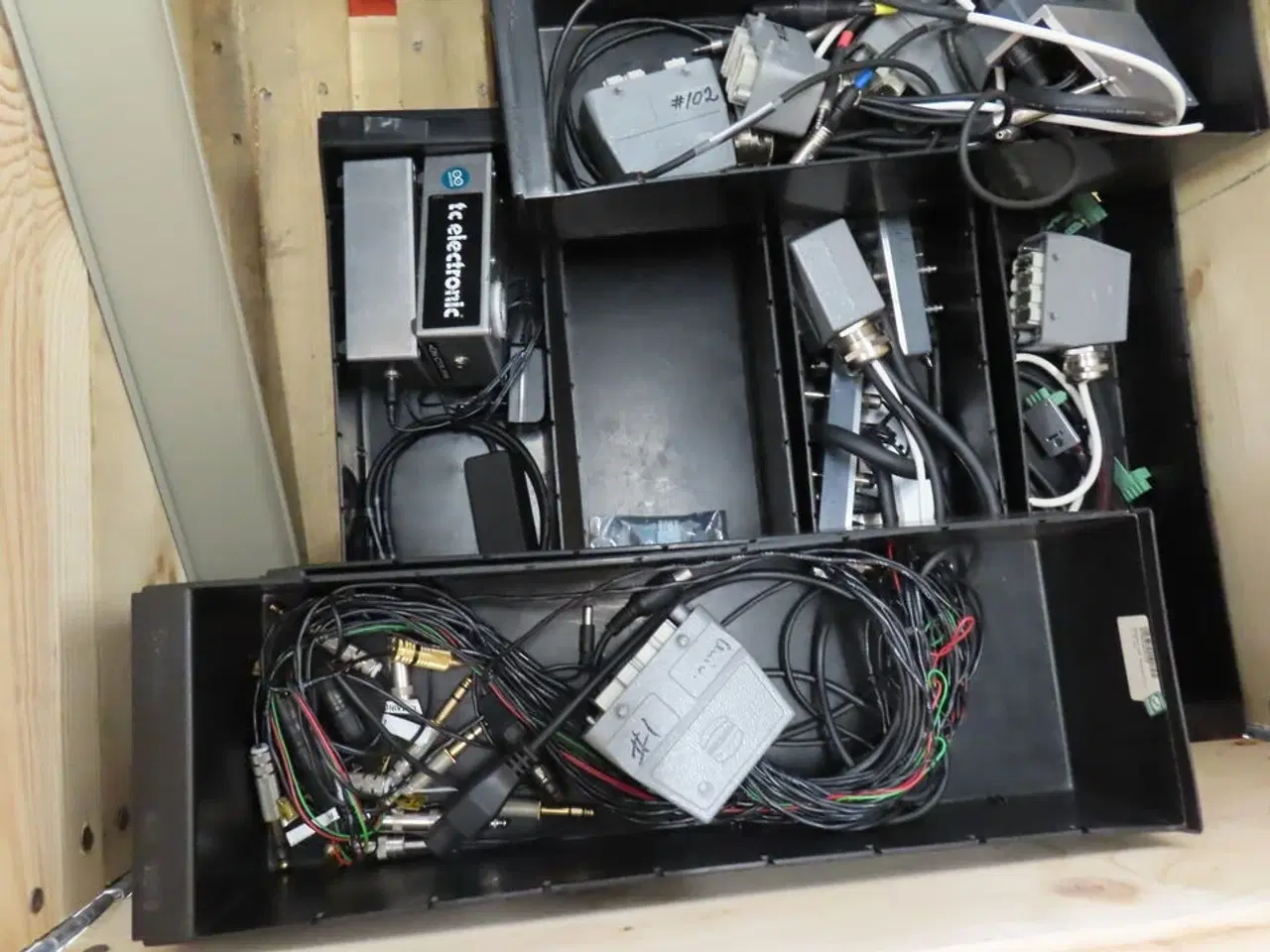 Billede 11 - Palle med rester fra TC ELECTRONIC