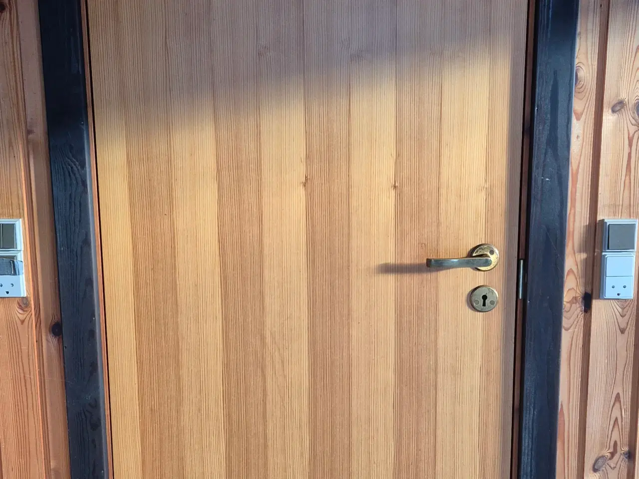 Billede 3 - Ældre skabe, vandvarmer og varmepumpe